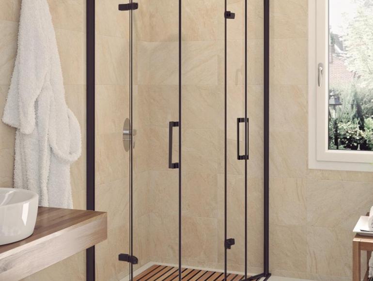 Mampara de ducha con alternativas para una máxima apertura.